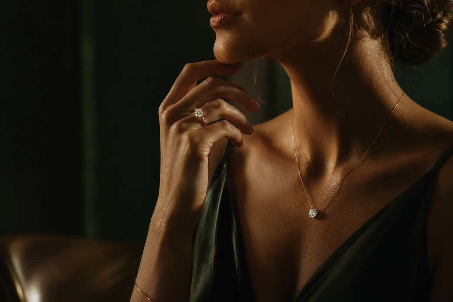 Modell bär labbodlad diamantring, halsband och örhängen från Kiyana Jewels